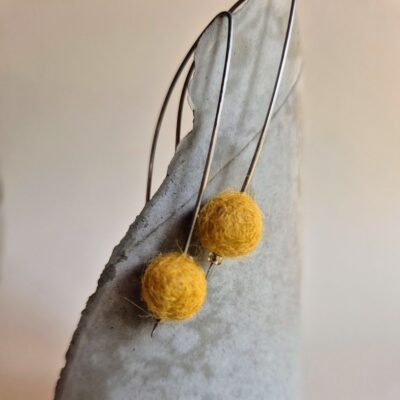 Heidi Fenn: Titanium and felt ball earrings